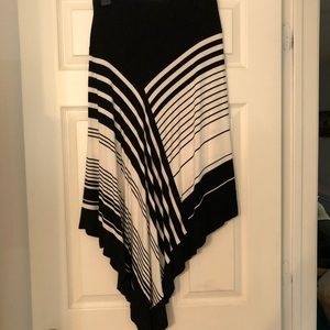 Versona Black & White Asymmetrical long stripe